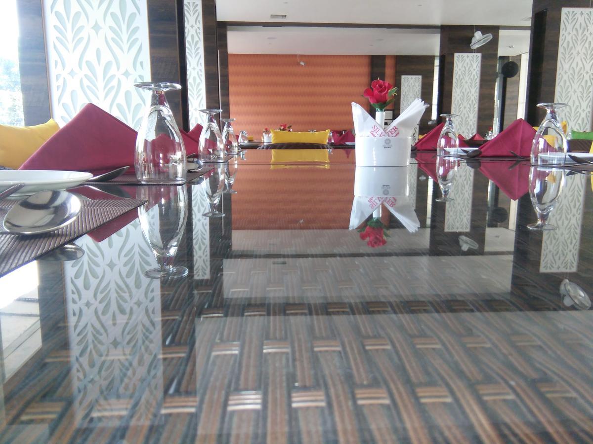 Silver Estate Resort Tikamgarh ภายนอก รูปภาพ
