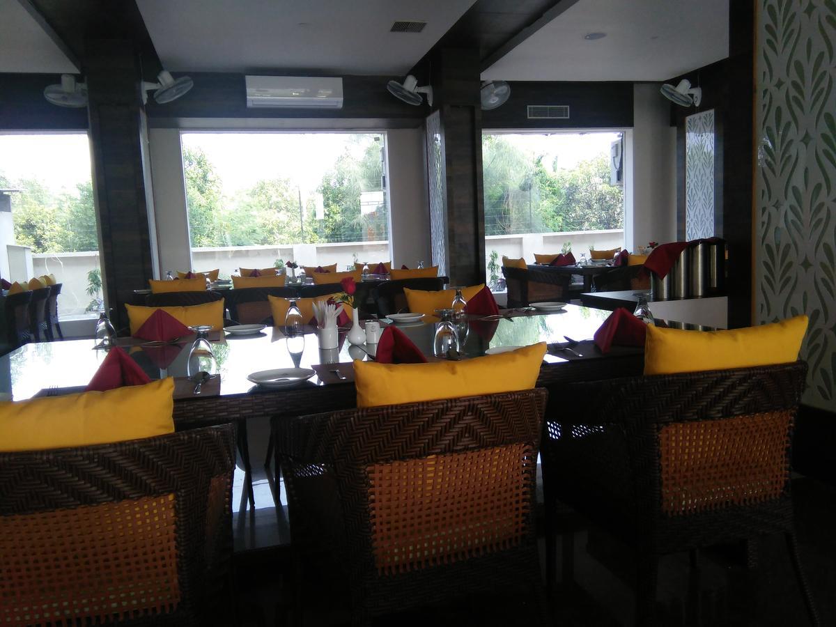 Silver Estate Resort Tikamgarh ภายนอก รูปภาพ
